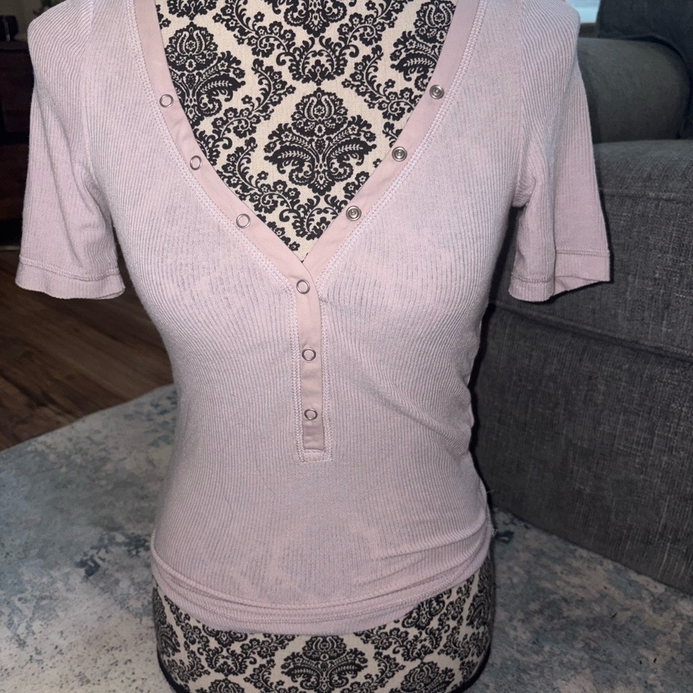 Urban Outfitters Short Sleeve V-Neck Top in Soft Pink